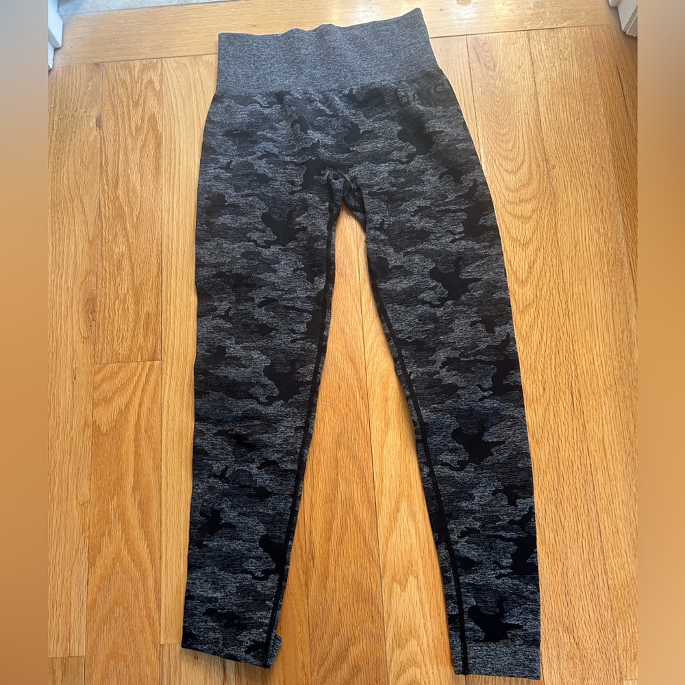 Gymshark black camo scrunch booty seamless leggings | S